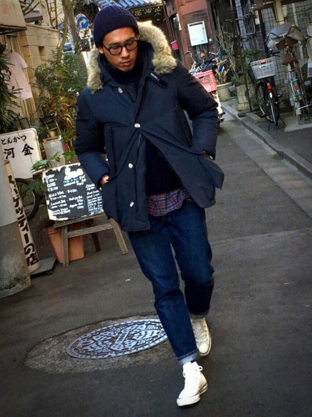 「コンバース、ハイカットスニーカー、タートルネック、デニムパンツ、ニット帽、ワントーンコーデ、オトナカジュアル、ENGINEERED GARMENTS、FREAK’Ｓ STORE、フリークスストア」｜「WOOLRICHの【USA】made in Canada・arctic parka（ダウンジャケット/コート、ブルー系）」を使った、江部 臨太郎さん（メンズ・184cm）の春コーディネートの1枚目の写真