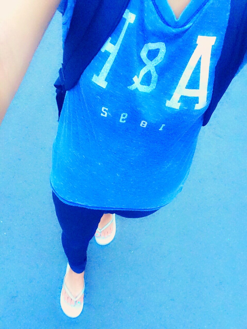 「サーフ、アバクロ、Tシャツ、スキニー、黒スキニー、リュック、ビーサン」｜「Abercrombie&Fitchのアイテム（Tシャツ/カットソー、ブルー系）」を使った、ayualohaさん（レディース・158cm）の秋コーディネートの1枚目の写真