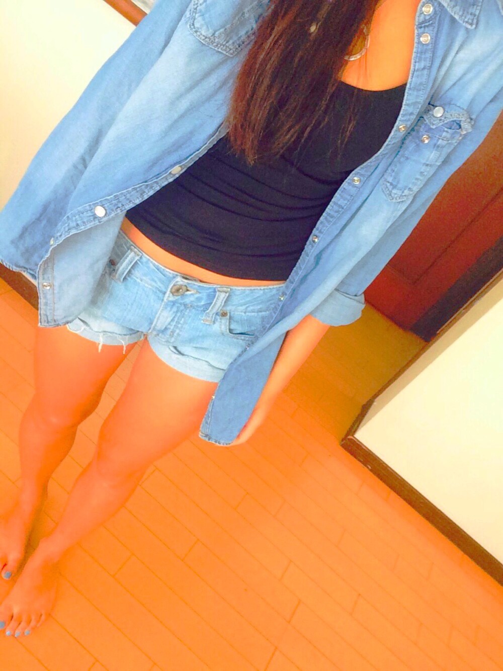 「ジーンズ、タンガリーシャツ、海」｜「AZULのアイテム（シャツ/ブラウス、ブルー系）」を使った、ayualohaさん（レディース・158cm）の秋コーディネートの1枚目の写真