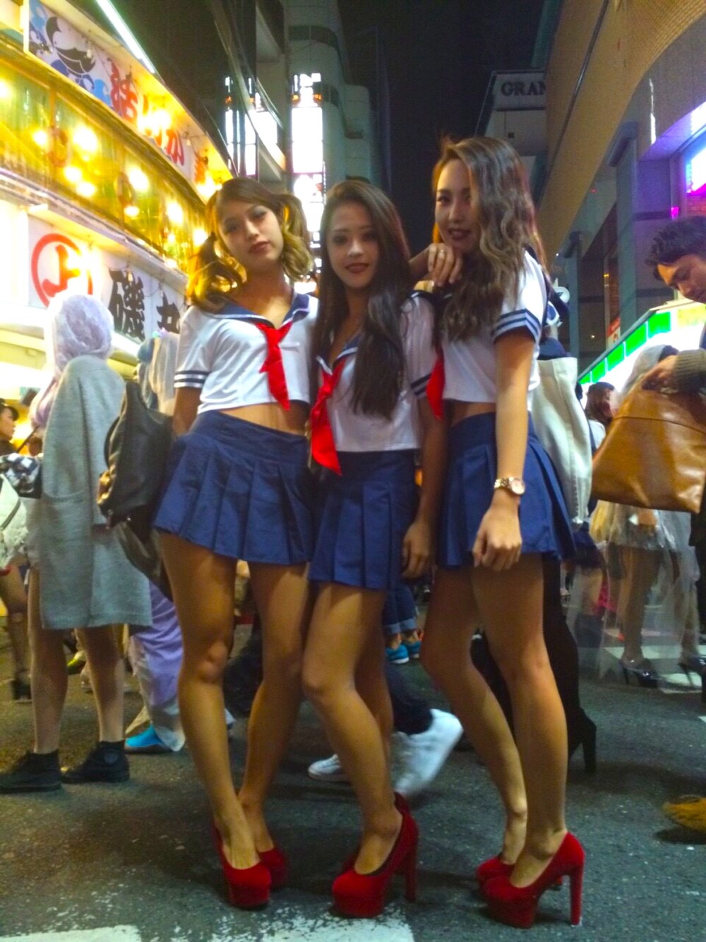 「ハロウィン、制服、仮装、halloween、渋谷、スカート、パンプス、ヒール」｜「JKのアイテム（トップス、ホワイト系）」を使った、ayualohaさん（レディース・158cm）の秋コーディネートの1枚目の写真