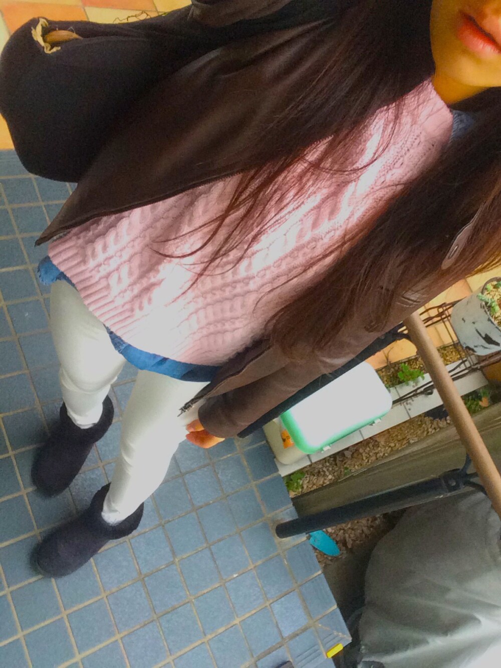 「サーフ、サーフスタイル、ニット、レザージャケット、ピンク、ムートンブーツ、スキニーデニム、ユニクロ」｜「UNIQLOのアイテム（デニムパンツ、ホワイト系）」を使った、ayualohaさん（レディース・158cm）の秋コーディネートの1枚目の写真