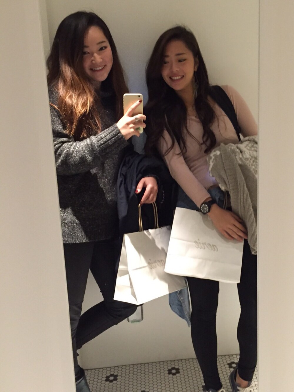 「アバクロ、ホリスター、アメリカンイーグル、American Eagle、HOLLISTER、サーフ、黒スキニー」｜「American Eagleのアイテム（ブラ&ショーツ、ピンク系）」を使った、ayualohaさん（レディース・158cm）の秋コーディネートの1枚目の写真