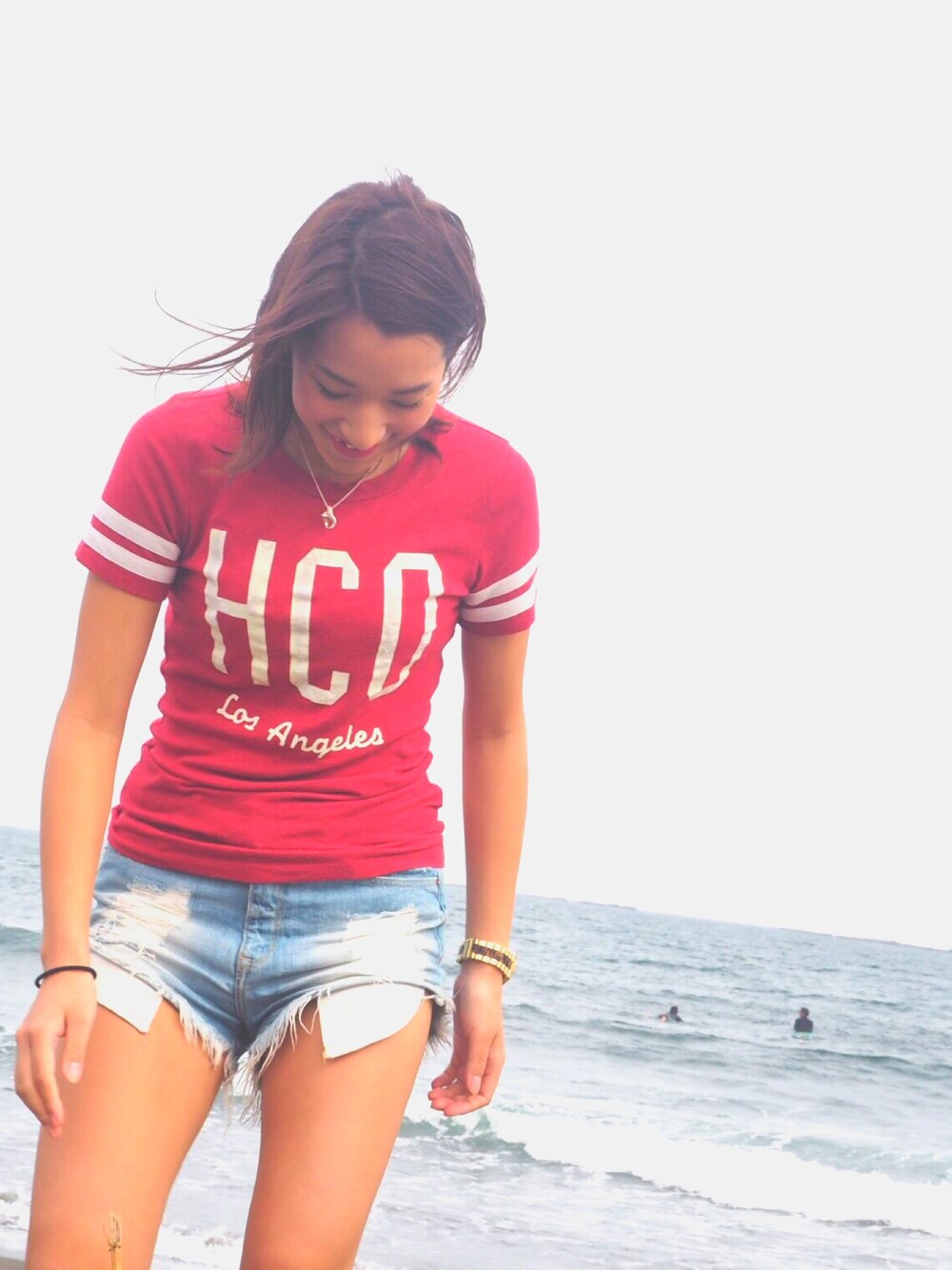 「シンプル、夏コーデ、デニムパンツ、カジュアル、ショートパンツ、ティーシャツ、海、夏」｜「Hollisterのアイテム（Tシャツ/カットソー、レッド系）」を使った、ayualohaさん（レディース・158cm）の春コーディネートの1枚目の写真