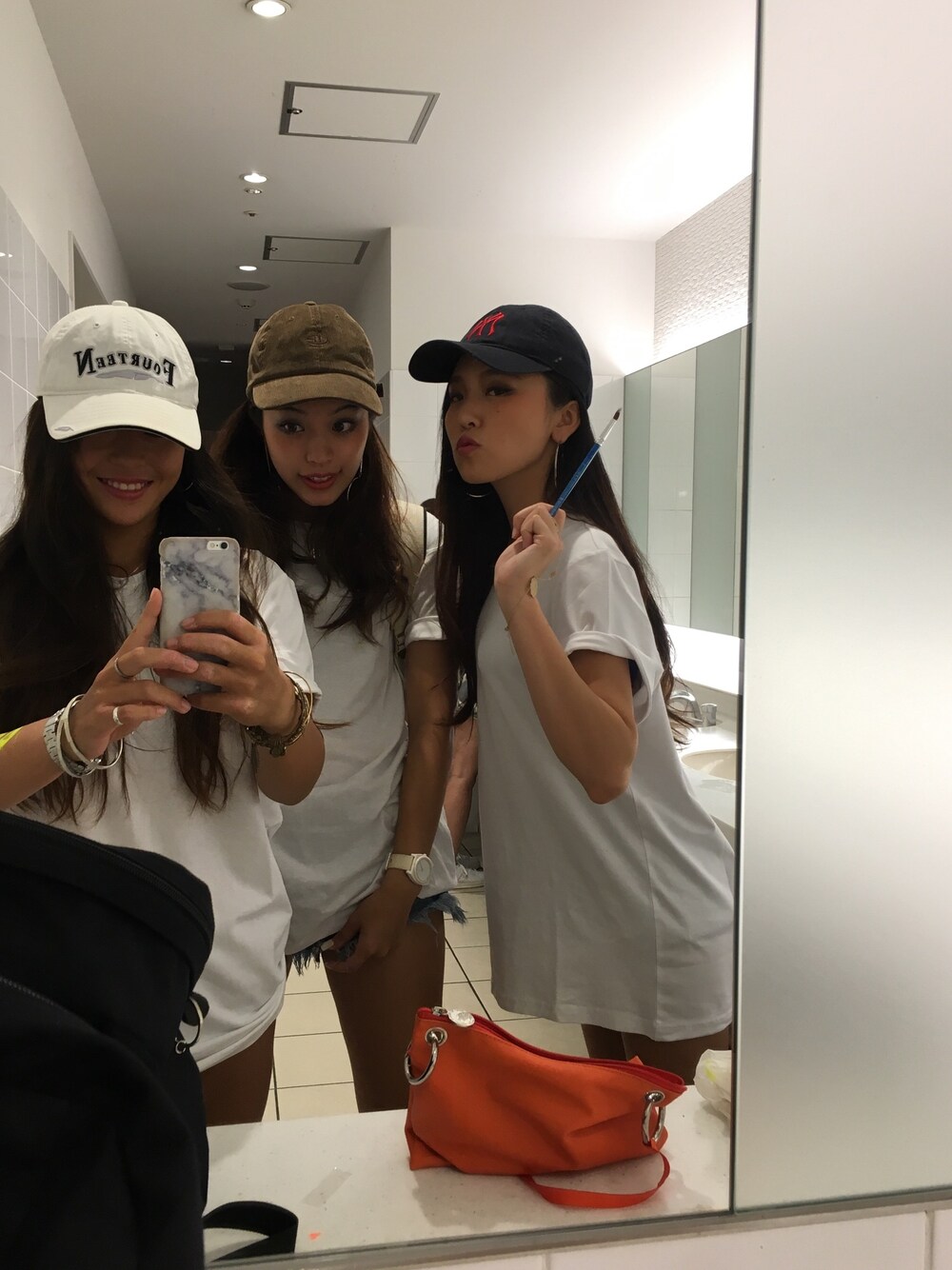 「H&Mのアイテム（Tシャツ/カットソー、ホワイト系）」を使った、ayualohaさん（レディース・158cm）の秋コーディネートの1枚目の写真