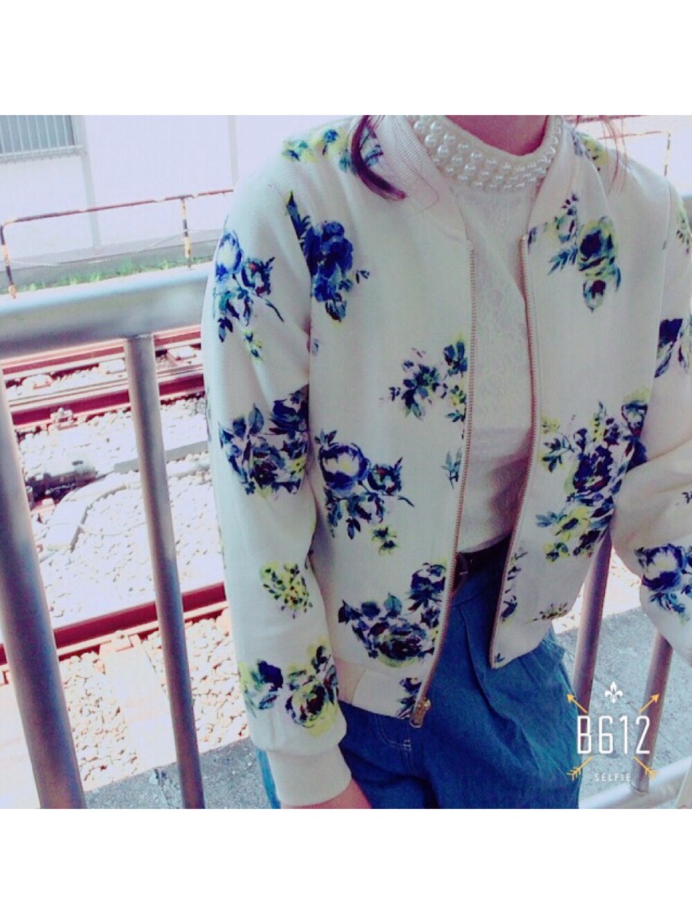 ホワイト系のブルゾンを着用したレディースの春コーディネートの1枚目の写真