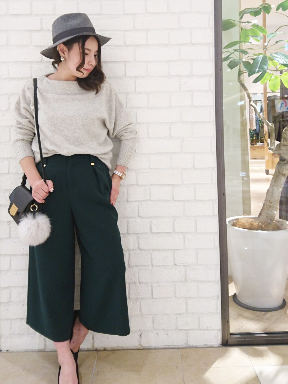 「 グリーン、ガウチョパンツ、グレーニット、ミニバッグ、ハットコーデ、アンディコール、un dix cors」｜「un dix corsのドルマンプルオーバー（ニット/セーター、グレー系）」を使った、undixcors_officialさん（レディース・158cm）の秋コーディネートの1枚目の写真