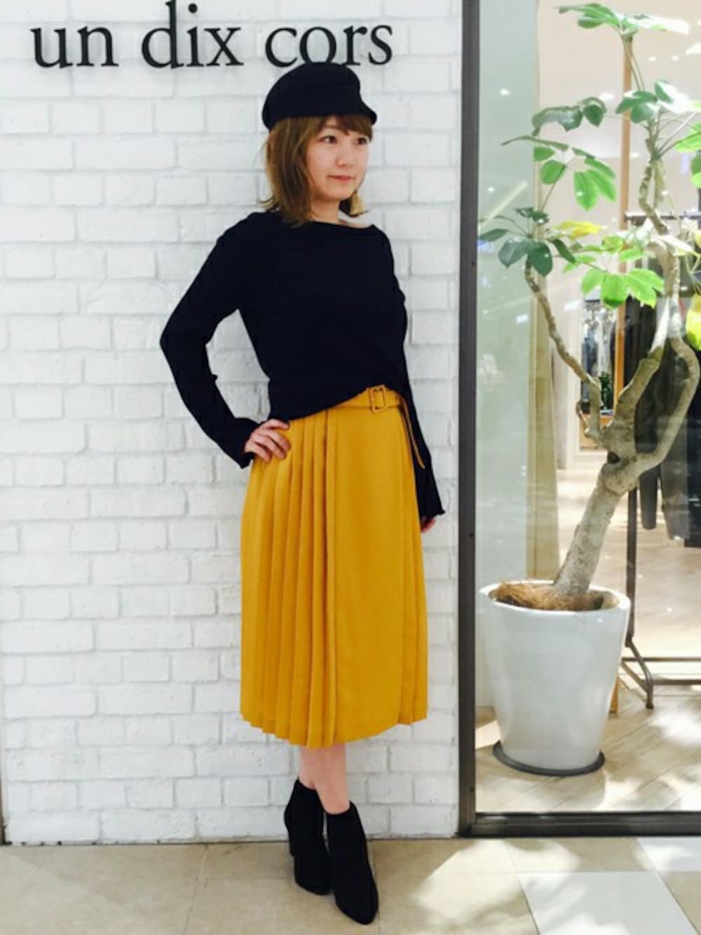 「スカート、シンプル、イエロー、キャスケット、プリーツスカート、大人ガーリー、オトナカジュアル、アンディコール、un dix cors」｜「un dix corsのワイドリブプルオーバーニット（ニット/セーター、ブルー系）」を使った、undixcors_officialさん（レディース・158cm）の冬コーディネートの1枚目の写真