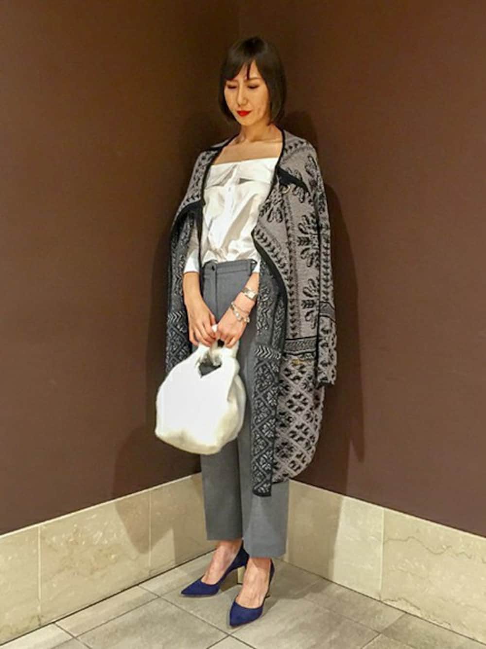 「ジャガード、united arrows、タックパンツ、ポインテッドトゥ、ファー小物、グレーパンツ、シルバーアクセサリー、womens、ニット羽織り」｜「UNITED ARROWSの＜CellarDoor(セラードアー)＞ タック パンツ（その他パンツ、グレー系）」を使った、渡邉 早樹さん（レディース・168cm）の秋コーディネートの1枚目の写真