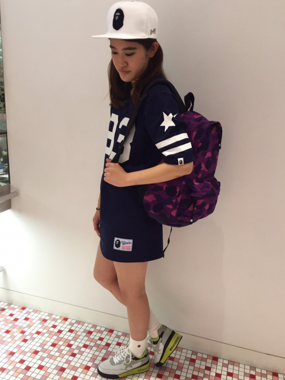 「スニーカー、ワンピース、リュック、夏、キャップ、ストリート、NEW ERA、A BATHING APE、Bape、スニーカー×靴下」｜「A BATHING APEのFOOTBALL TEE ONEPIECE L（ワンピース、ブルー系）」を使った、浅野茜さん（レディース・166cm）の夏コーディネートの1枚目の写真