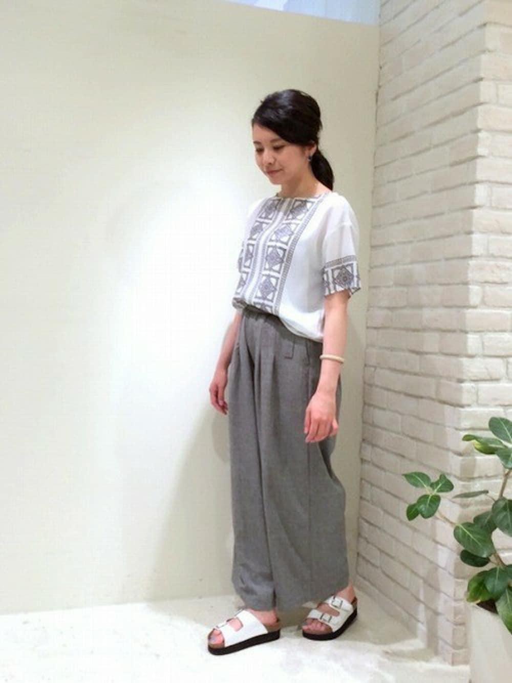 「グレー、ワイドパンツ、ラフ、ダンガリー、ワイドシルエット、コンフォートサンダル」｜「NOMBRE IMPAIRのタイル柄プリント ワイドブラウス（シャツ/ブラウス、グレー系）」を使った、maya.さん（レディース・160cm）の夏コーディネートの1枚目の写真
