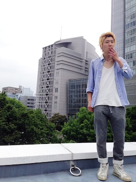 「グレーのスウェットパンツ」｜「アイテム（アクセサリー）」を使った、ブルさん（メンズ・170cm）の夏コーディネート