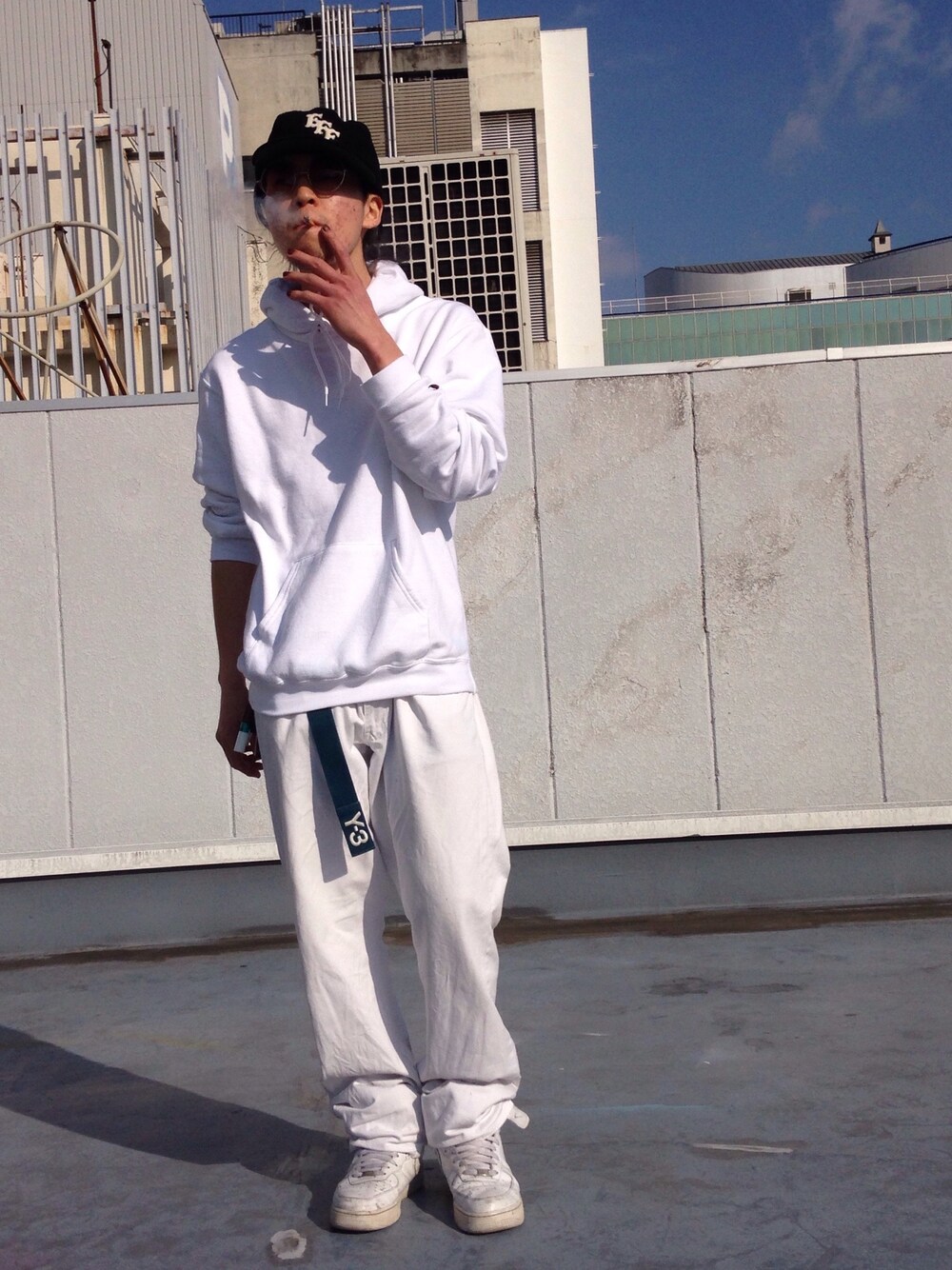 「オールホワイト、キャップ×メガネ、Champion」｜「ChampionのChampion 袖目パーカー（パーカー、ホワイト系）」を使った、ブルさん（メンズ・170cm）の春コーディネートの1枚目の写真