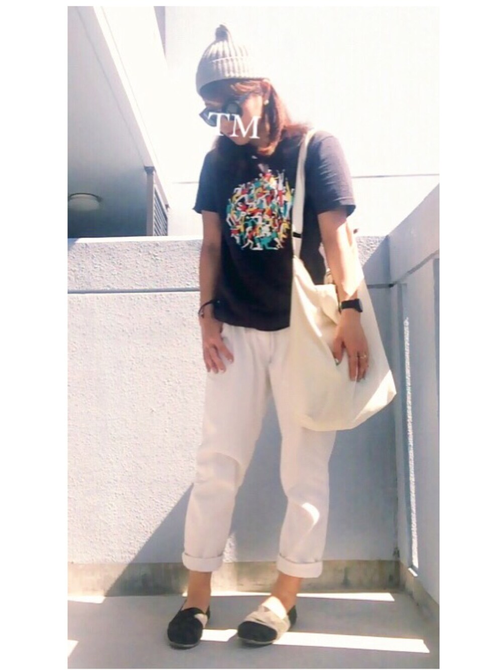 「休日スタイル、Tシャツ、白パンツ、Tシャツ×デニム」｜「GUのアイテム（Tシャツ/カットソー、グレー系）」を使った、TMMさん（レディース・155cm）の夏コーディネートの1枚目の写真