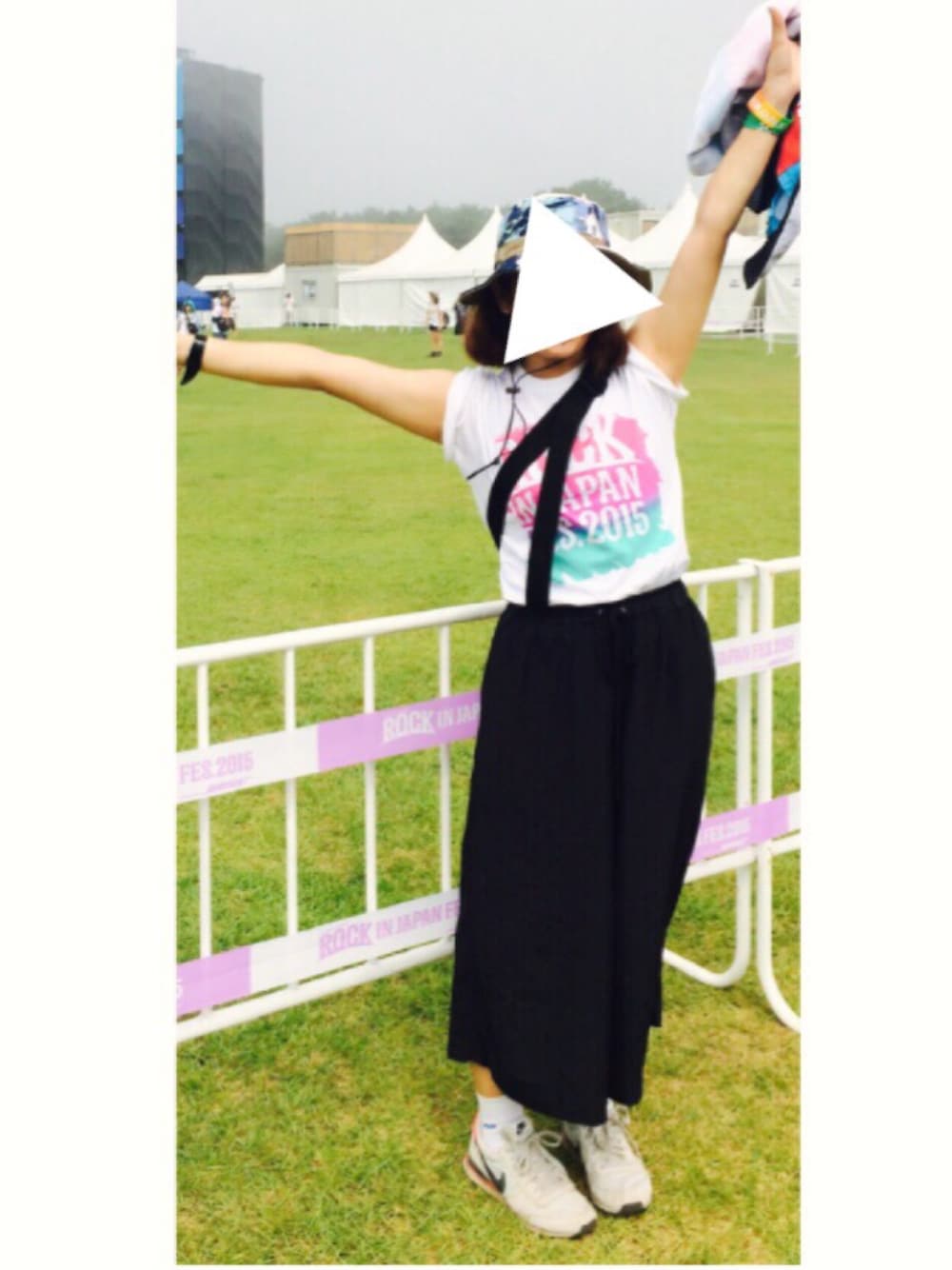 「フェススタイル、ワイドパンツ、夏フェス、ROCK IN JAPAN FES」｜「ROCKIN'ON JAPANのアイテム（Tシャツ/カットソー、ホワイト系）」を使った、TMMさん（レディース・155cm）の夏コーディネートの1枚目の写真