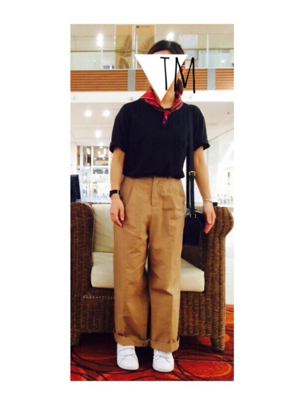 「オフスタイル、スカーフ、ワイドパンツ」｜「VINTAGEのアイテム（マフラー、レッド系）」を使った、TMMさん（レディース・155cm）の秋コーディネートの1枚目の写真