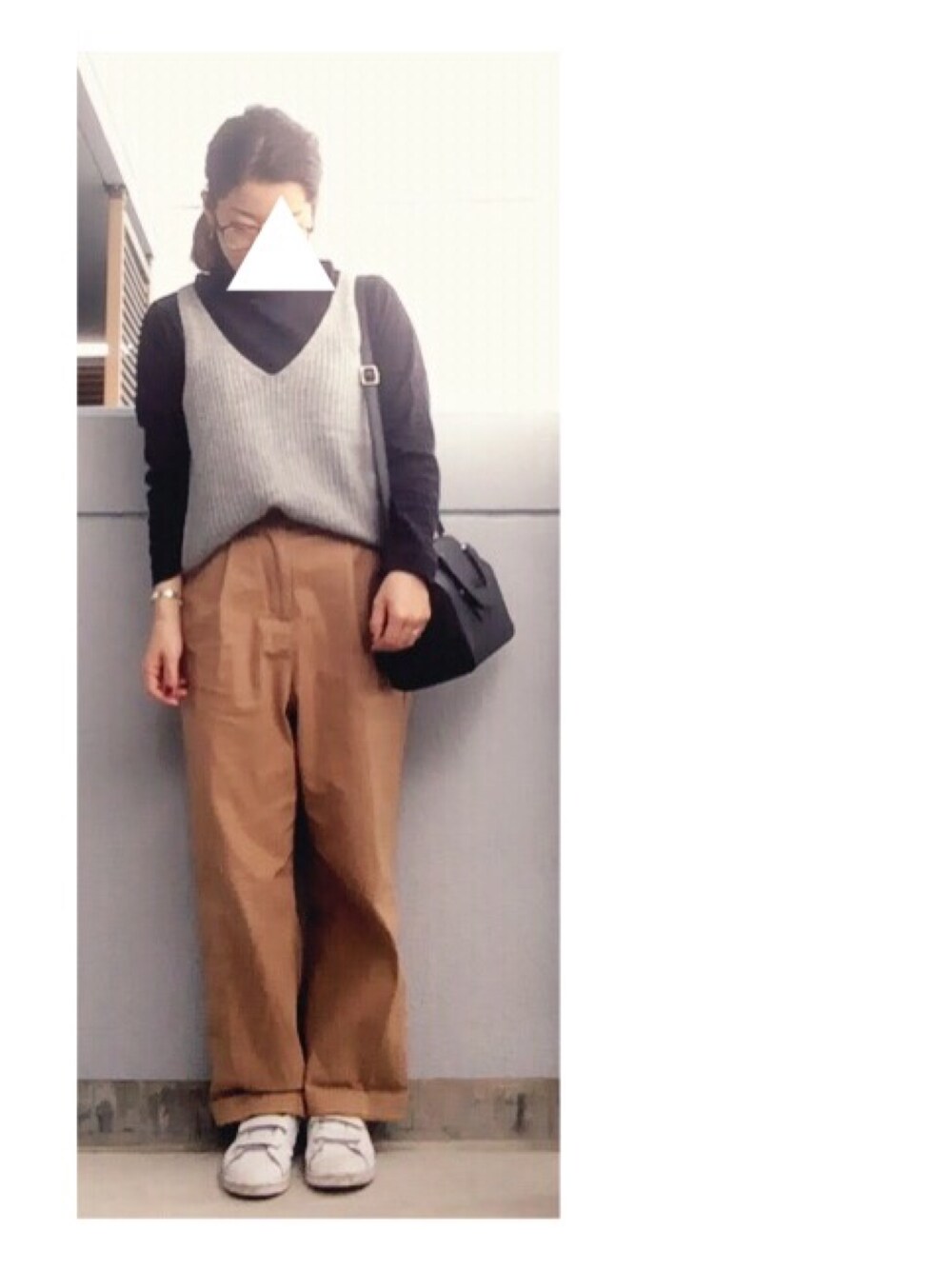 「オフスタイル、ニットベスト、ワイドパンツ、定番、キャメル、スタンスミス」｜「UNIQLOのアイテム（トップス、ブラック系）」を使った、TMMさん（レディース・155cm）の春コーディネートの1枚目の写真