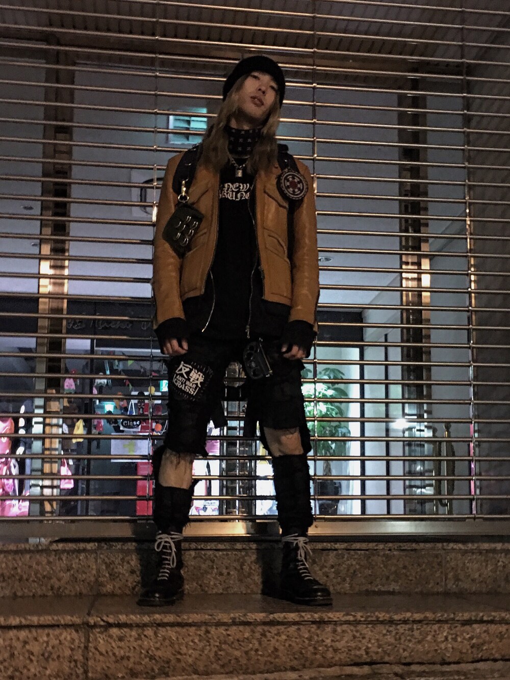 「パンク、ブラックコーデ、レザージャケット、クラストパンツ、Dr.Martens、blackmeans、punk、elephant TRIBAL fabrics、緑川さくら、冬コーデ」｜「Dr. Martensのアイテム（ブーツ、ブラック系）」を使った、がみちょーんさん（メンズ・177cm）の秋コーディネートの1枚目の写真