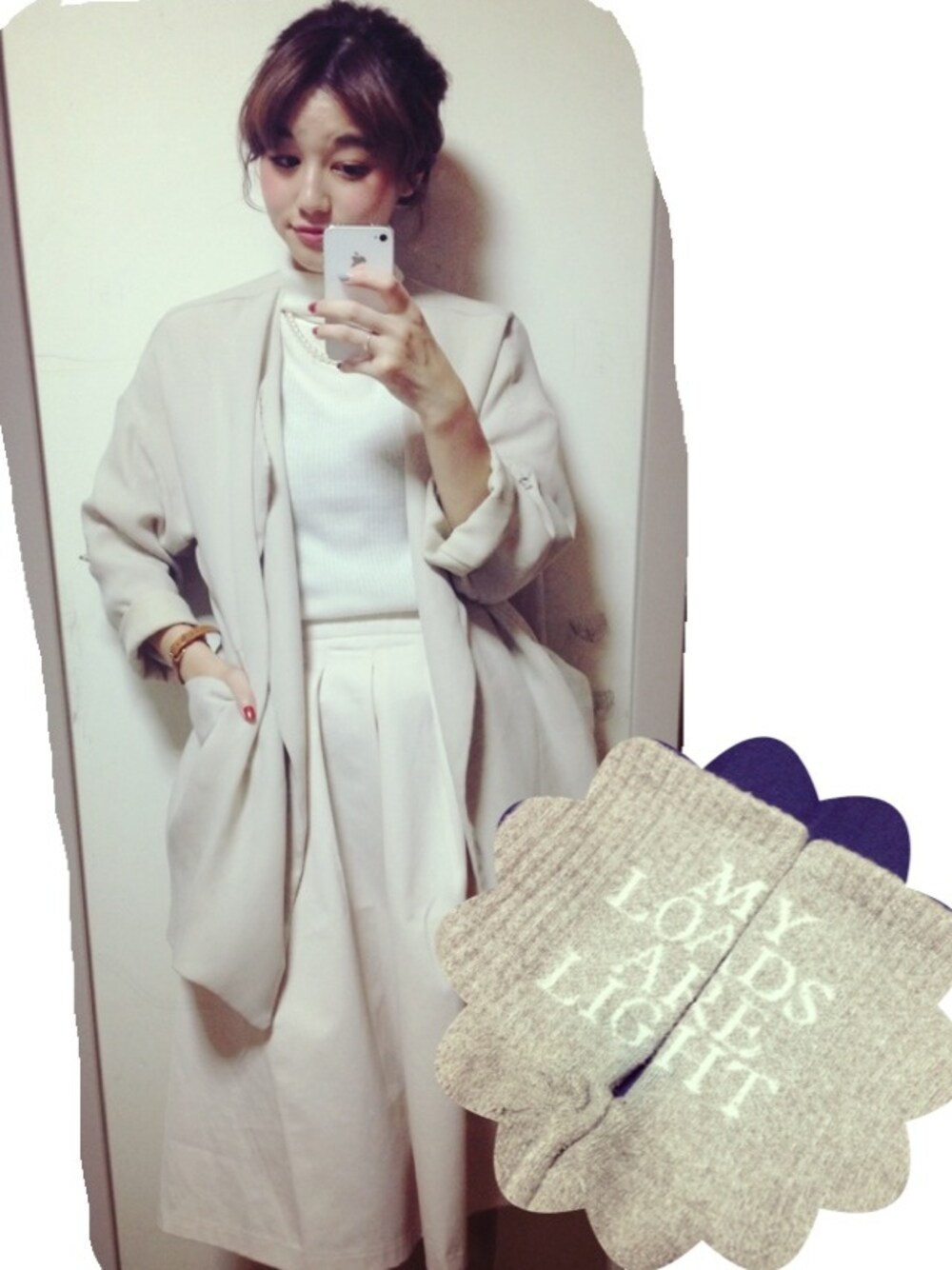 ホワイト系のニット/セーター、ホワイト系のスカート、ブラック系のバックパック/リュックを着用したレディースの秋コーディネートの1枚目の写真