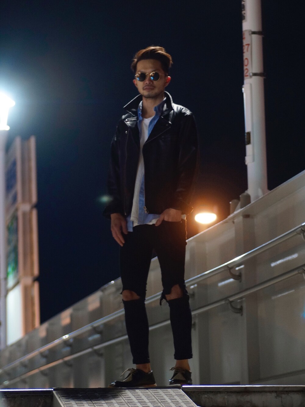 「ライダース、黒スキニー、ブラックコーデ、写真、サングラス、burberry、シンプル、デニムシャツ」｜「usedのアイテム（ライダースジャケット、ブラック系）」を使った、EbanAndさん（メンズ・175cm）の冬コーディネートの1枚目の写真