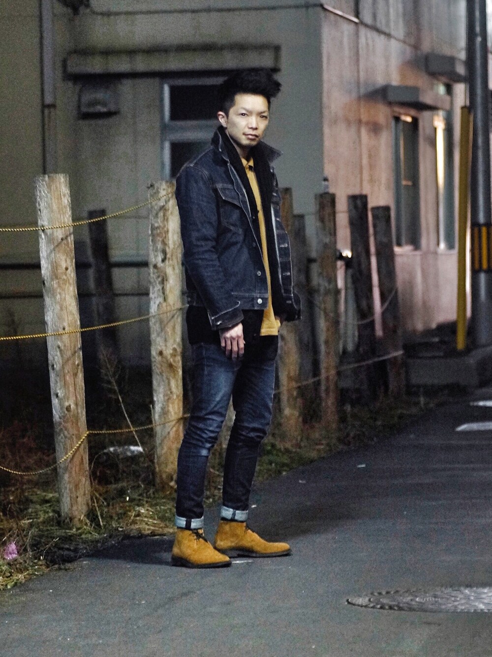 「ニット×デニム、スキニーデニム、デザートブーツ、シンプル、インディゴ、写真」｜「Nudie Jeansのアイテム（デニムジャケット、ブルー系）」を使った、EbanAndさん（メンズ・175cm）の春コーディネートの1枚目の写真