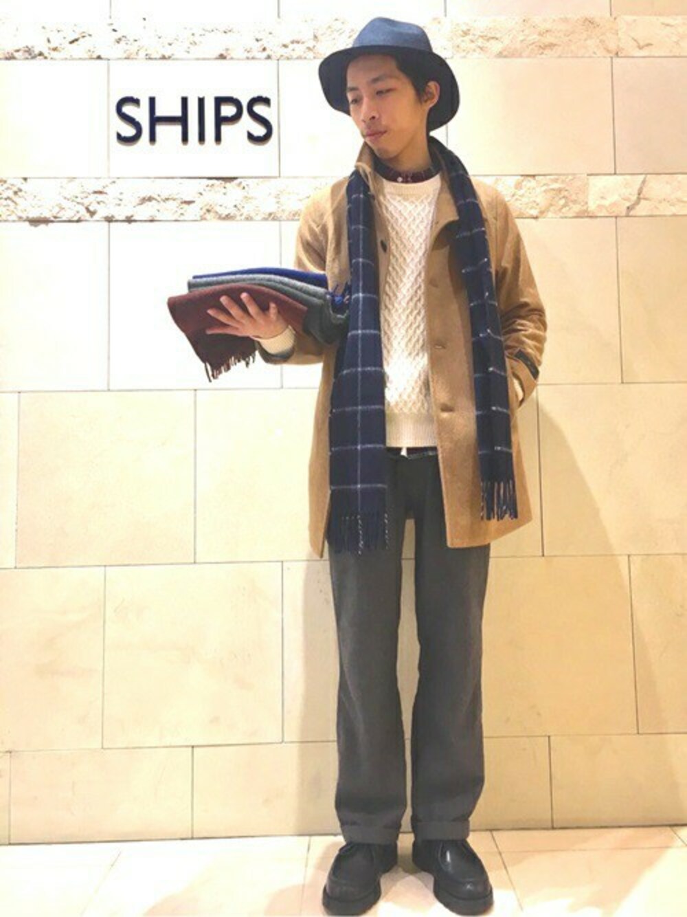 「セーター、チェックシャツ、ケーブルニット、大人カジュアル、白ニット、スタンドコート、SHIPS JET BLUE、シップスジェットブルー、キャメルコート、クリスマスコーデ」｜「SHIPS GENERAL SUPPLYのSHIPS GENERAL SUPPLY: ベーシック ネル/ナローBDチェック シャツ■●（シャツ/ブラウス、ブルー系）」を使った、富樫さん（メンズ・173cm）の冬コーディネートの1枚目の写真