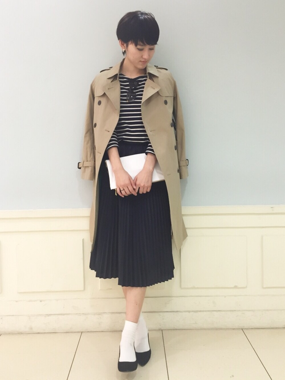 ベージュ系のトレンチコート、ブラック系のパンプス、ブラウン系のサングラスを着用したレディースの冬コーディネートの1枚目の写真