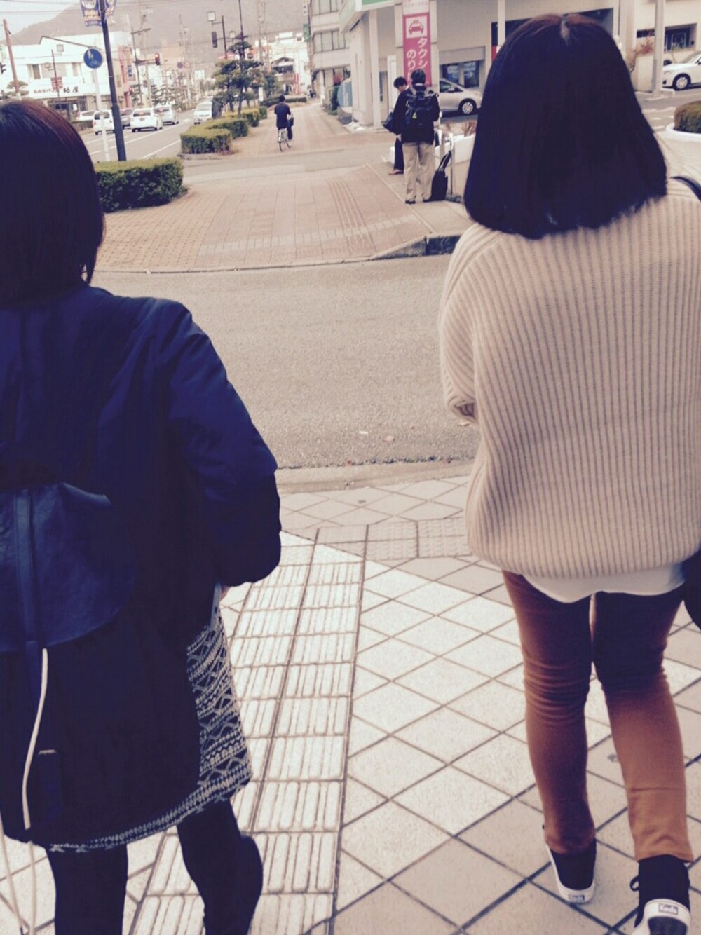 イエロー系のその他パンツ、ベージュ系のニット/セーター、ホワイト系のシューズを着用したレディースの秋コーディネートの1枚目の写真