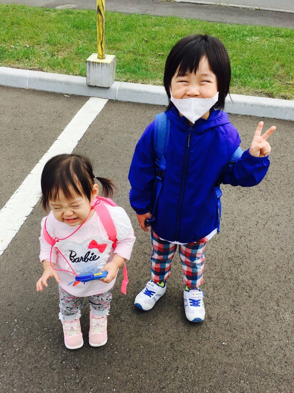 「プチプラ、男の子、女の子、兄妹コーデ、秋コーデ、3歳、1歳5ヶ月」｜「UNIQLOのアイテム（ナイロンジャケット、ブルー系）」を使った、ayumu♡anzuさん（キッズ・100cm）の秋コーディネートの1枚目の写真