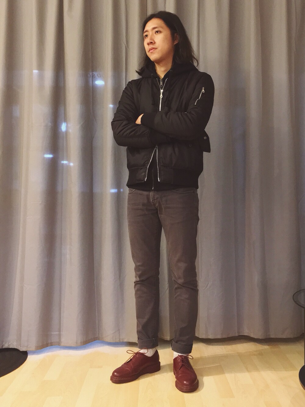 「daily look、MA-1、jacket 、jeans、Dr.Martens、red、bomberjacket、hoodie、Saturday、shoes」｜「BORSCHTのアイテム（ナイロンジャケット、ブラック系）」を使った、CHAPCHIMSIさん（メンズ・178cm）の冬コーディネートの1枚目の写真