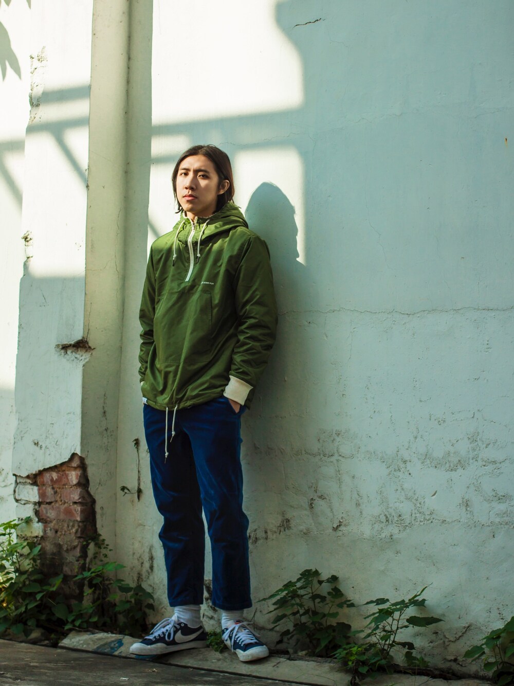 「blue、windbreaker、pullover、NIKE、daily look、street、streetstyle、corduroy」｜「BORSCHTのアイテム（マウンテンパーカー、グリーン系）」を使った、CHAPCHIMSIさん（メンズ・178cm）の冬コーディネートの1枚目の写真