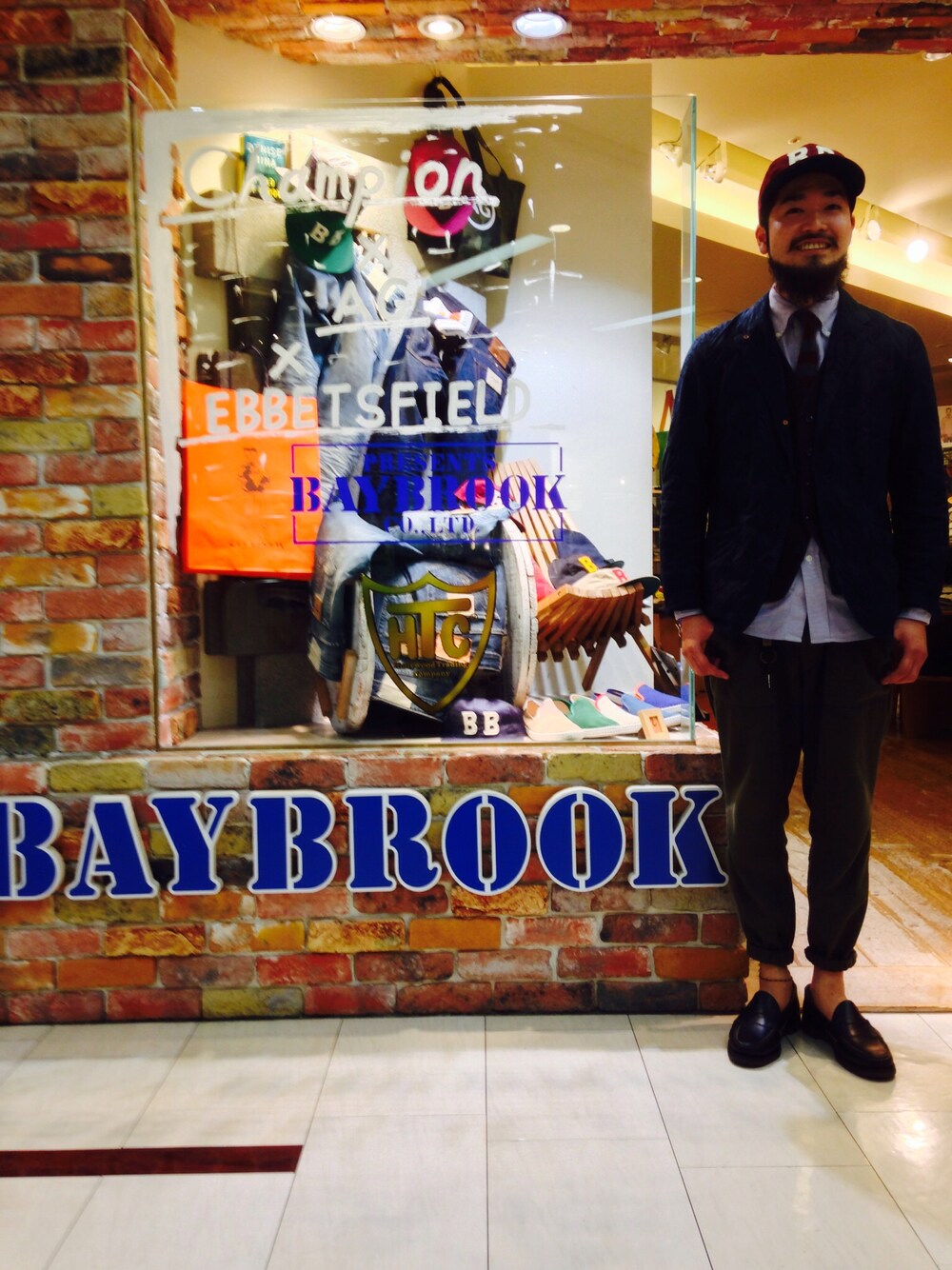 ブラック系のテーラードジャケット、ブラック系のモカシン/デッキシューズ、レッド系のキャップを着用したメンズの夏コーディネートの1枚目の写真