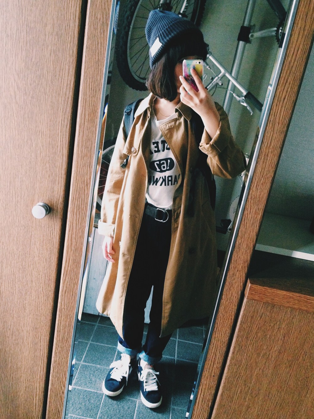 「ニットキャップ、トレンチコート、デニム、スニーカー、NIKE、メンズライク、Tシャツ、w closet」｜「LOWRYS FARMのアイテム（Tシャツ/カットソー、ホワイト系）」を使った、yunaさん（レディース・156cm）の春コーディネートの1枚目の写真