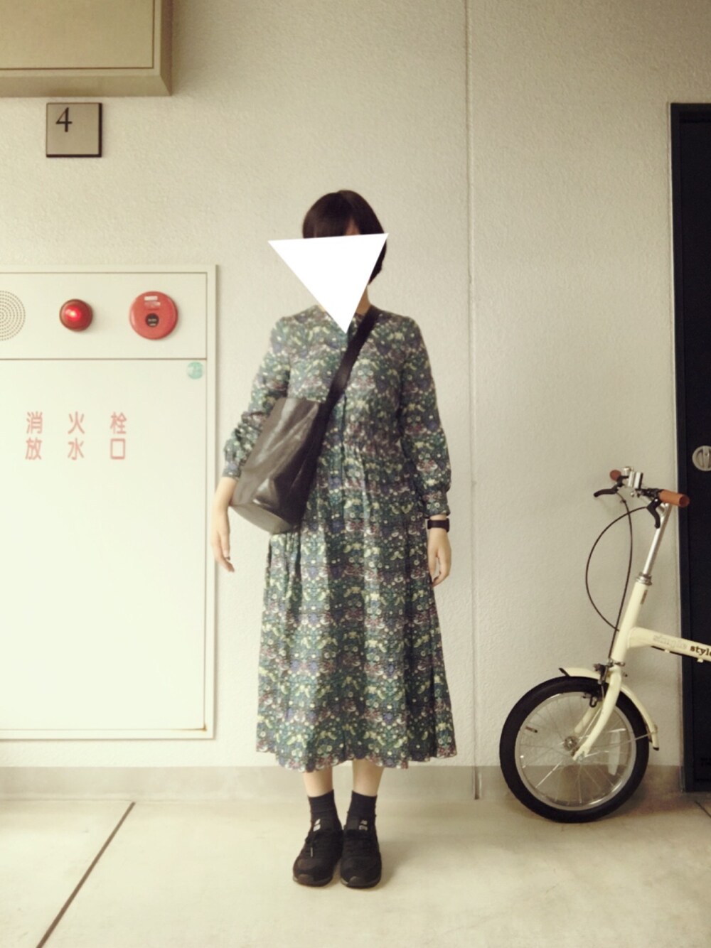 「スニーカー、ワンピース、花柄、ニューバランス、柄物、リバティ、ワンピース×スニーカー、WEAR HALLOWEEN 2016、＃WEAR HALLOWEEN 2016」｜「Balcony and Bedのリバティファブリックワンピース（ワンピース、ブルー系）」を使った、まるまるさん（レディース・155cm）の秋コーディネートの1枚目の写真