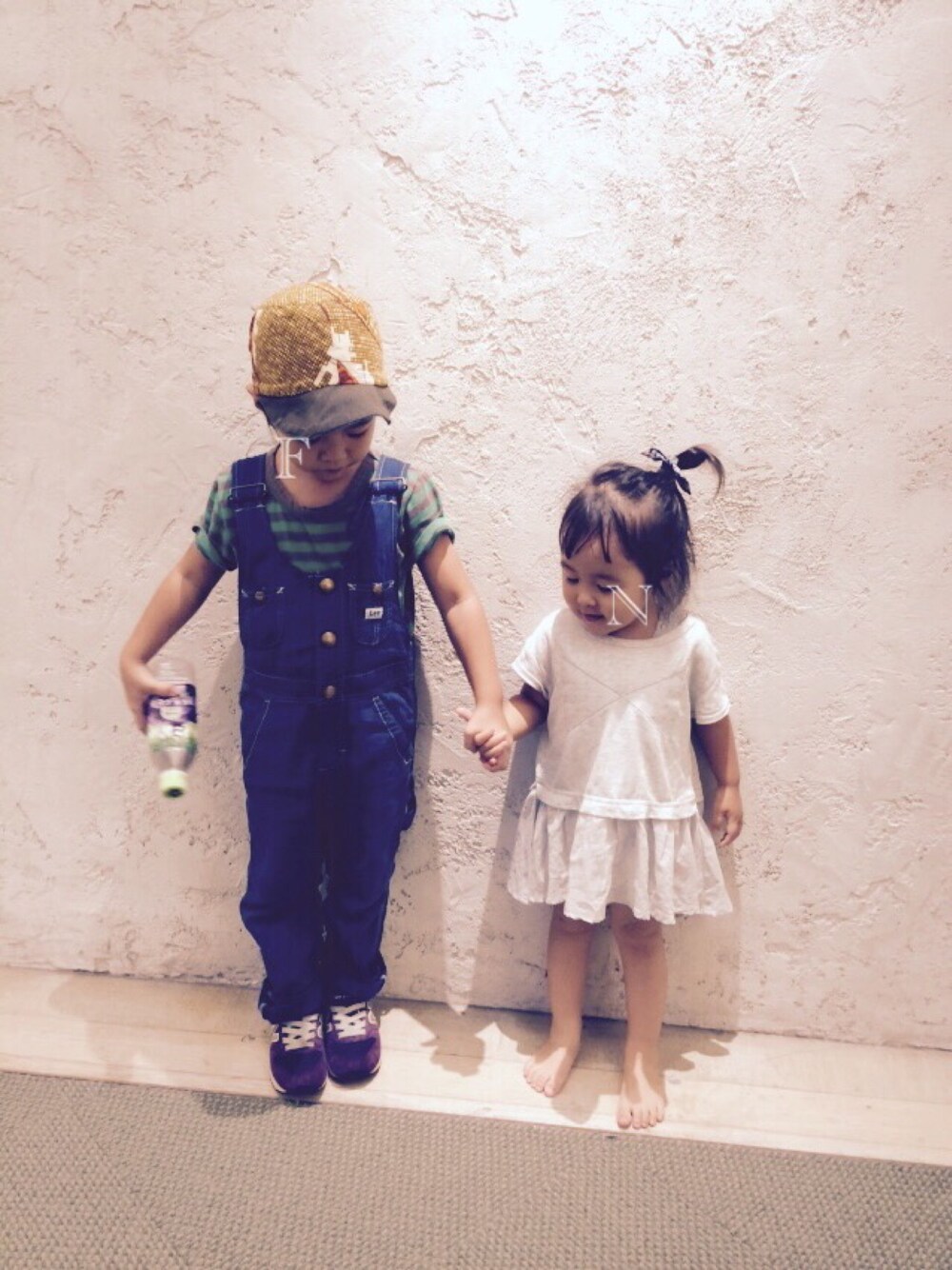 グリーン系のTシャツ/カットソー、ブルー系のつなぎ/オールインワン、グレー系のスニーカーを着用したキッズの夏コーディネートの1枚目の写真