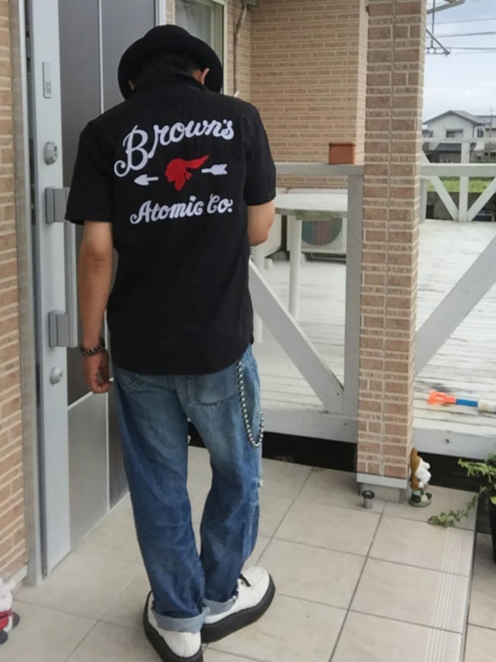 ブルー系のデニムパンツ、ホワイト系のシューズ、ブラック系のシャツ/ブラウスを着用したメンズの夏コーディネートの1枚目の写真