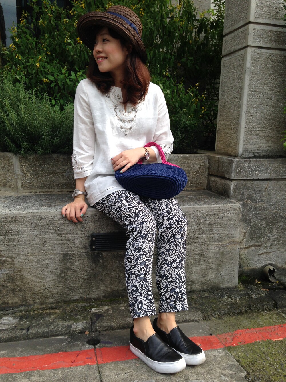 ホワイト系のその他トップス、ブラック系のその他パンツ、ブルー系のかごバッグを着用したレディースの夏コーディネートの1枚目の写真