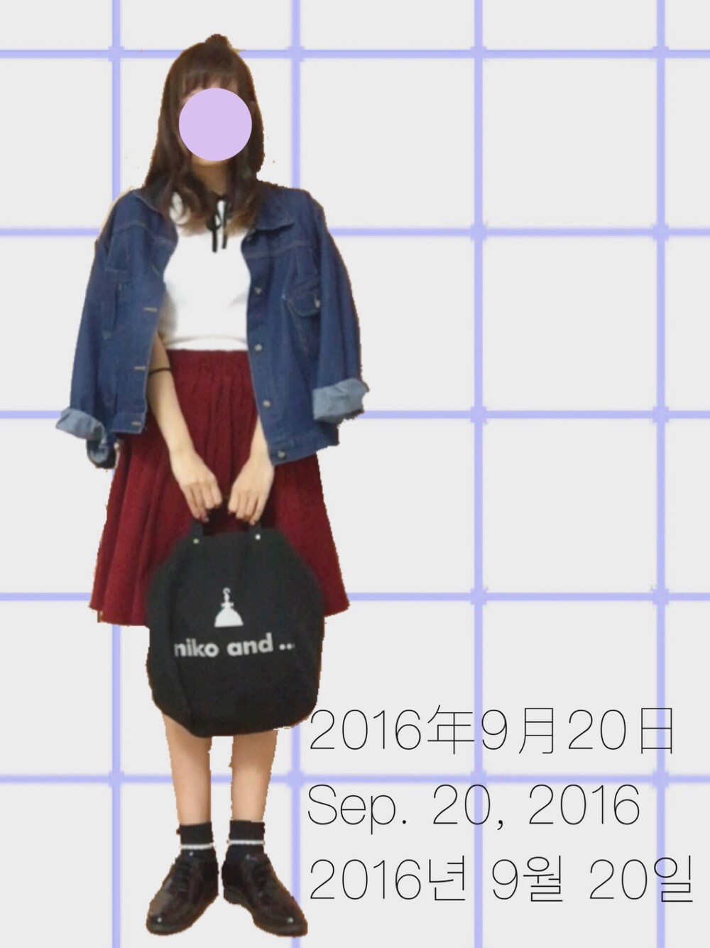 ブルー系のデニムジャケット、ブラック系のトートバッグ、ブラック系のその他シューズを着用したレディースの秋コーディネートの1枚目の写真