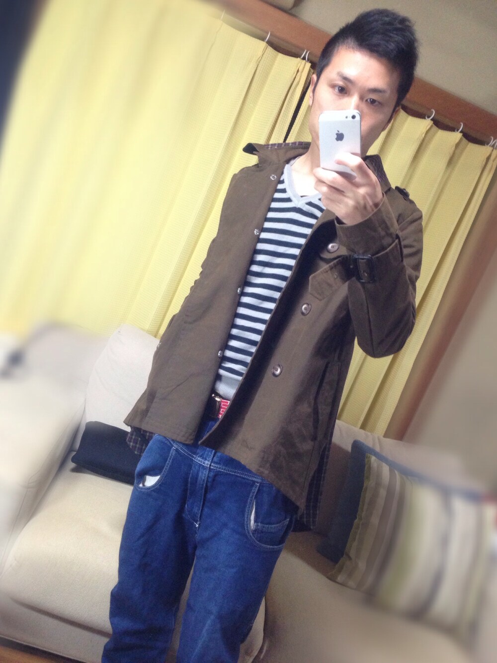 ブルー系のデニムパンツ、レッド系のベルトを着用したメンズの冬コーディネートの1枚目の写真