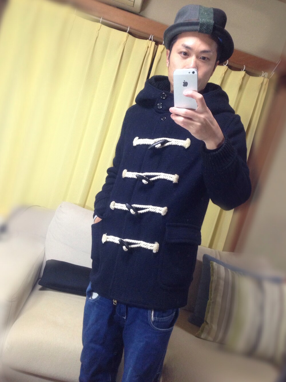 ブルー系のダッフルコート、ブルー系のデニムパンツ、グレー系のハットを着用したメンズの冬コーディネートの1枚目の写真