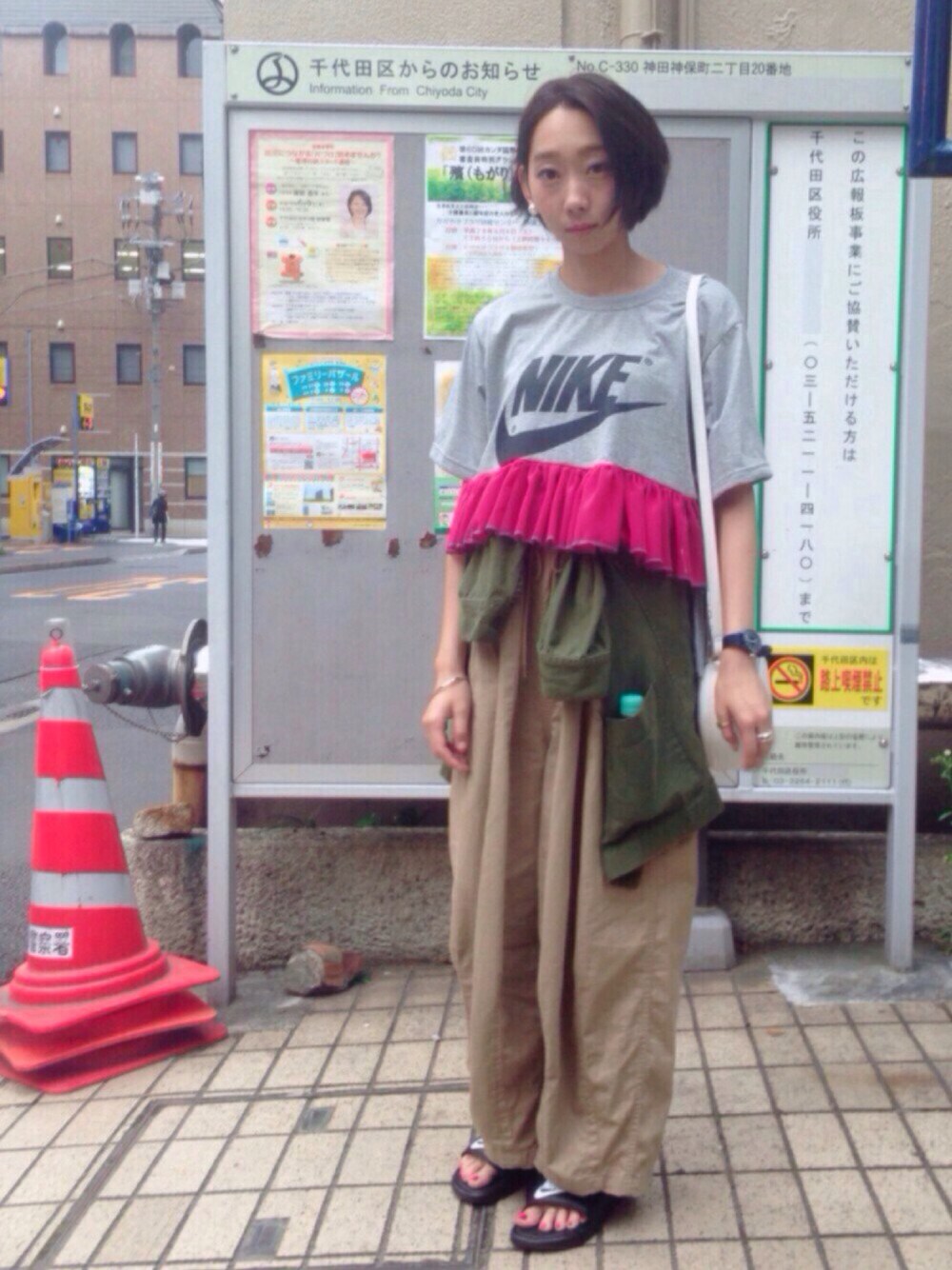 グリーン系のブルゾン、ベージュ系のその他パンツ、ブラック系のサンダルを着用したレディースの春コーディネートの1枚目の写真