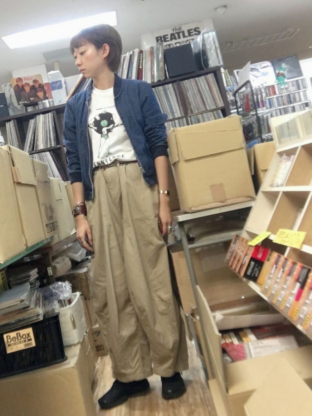 ベージュ系のその他パンツ、ブラック系のスニーカー、ホワイト系のTシャツ/カットソーを着用したレディースの秋コーディネートの1枚目の写真