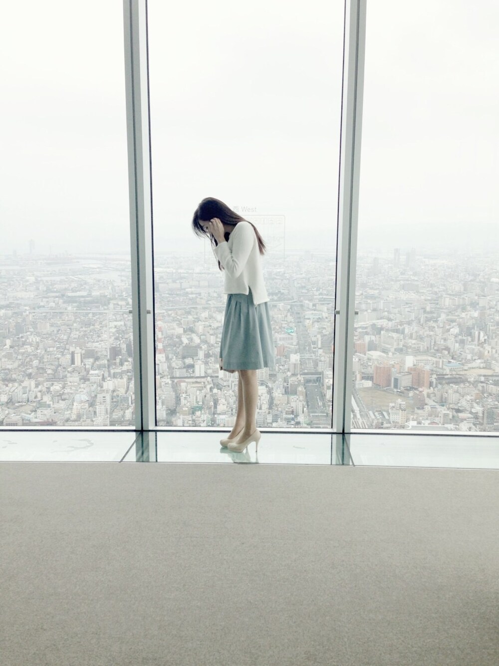 「あべのハルカス」｜「FOXEYのアイテム（ニット/セーター、ホワイト系）」を使った、Hさん（レディース・163cm）の春コーディネートの1枚目の写真