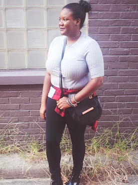 「Mossimo（モッシモ）のアイテム（バッグ）」を使った、Amanda Parkerさん（レディース・165cm）の秋コーディネート