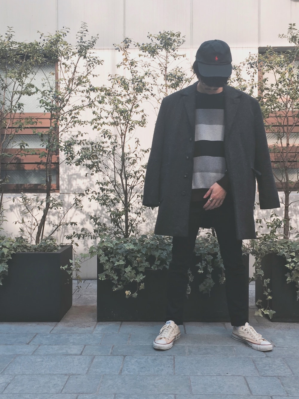 「シンプルコーデ、ootd、黒スキニー、コート、11月WEAR秋冬ニットコーデ祭り、秋冬、キャップ、ボーダーニット、モノトーン、コンバース」｜「usedのアイテム（チェスターコート、ブラック系）」を使った、あひるさん（メンズ・175cm）の秋コーディネートの1枚目の写真
