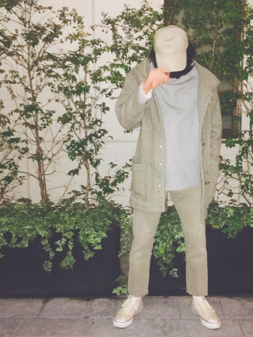 「シンプルコーデ、休日スタイル、ワントーンコーデ、キャップ、ダッフルコート、スウェット、コンバース、Levi's、outfit、ootd」｜「usedのアイテム（キャップ、ベージュ系）」を使った、あひるさん（メンズ・175cm）の秋コーディネートの1枚目の写真