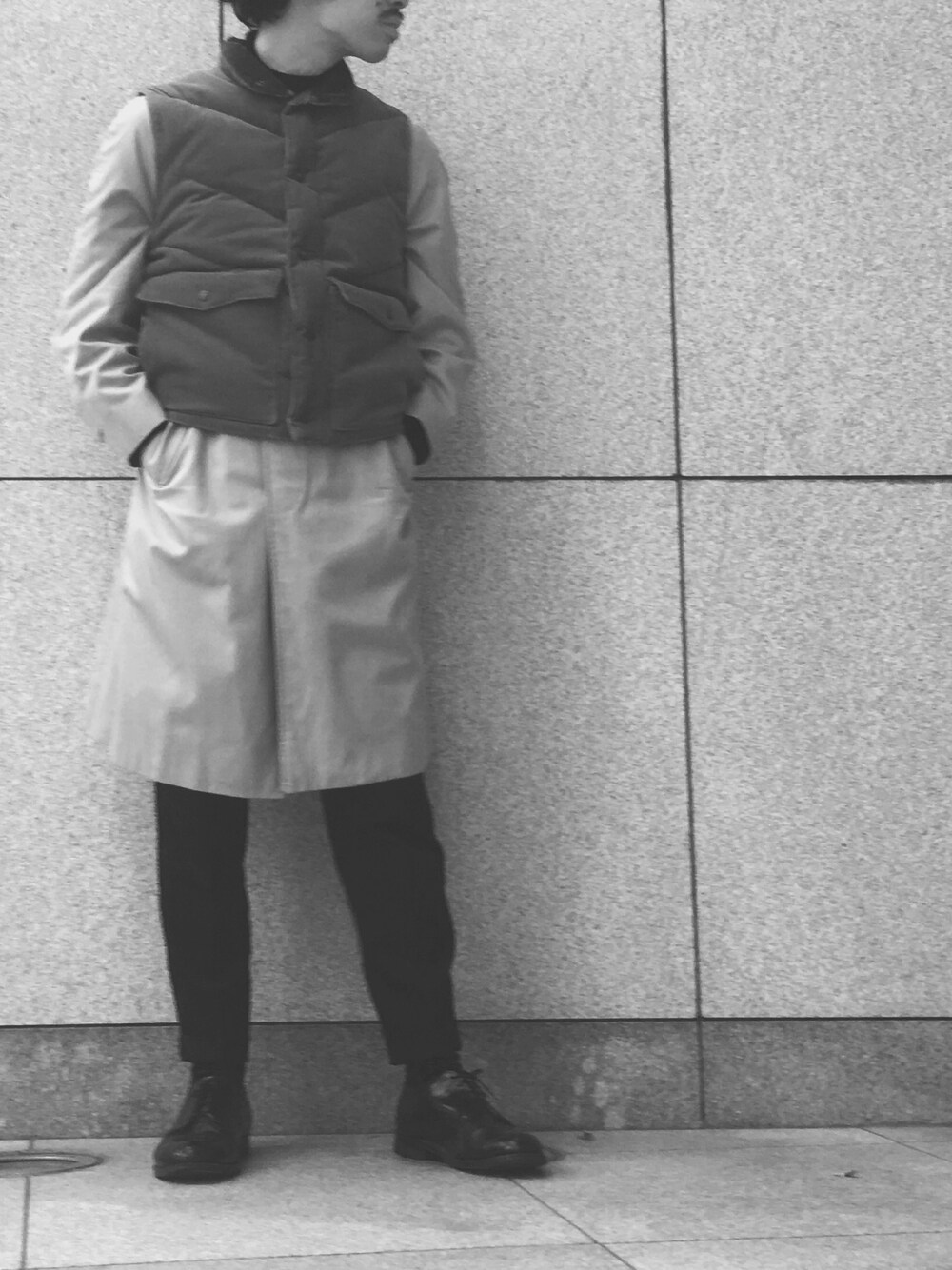 「カジュアル、休日スタイル、outfit、ステンカラーコート、ベスト、スラックス、革靴、burberry、ootd、古着」｜「usedのアイテム（ダウンベスト、ブラウン系）」を使った、あひるさん（メンズ・175cm）の冬コーディネートの1枚目の写真