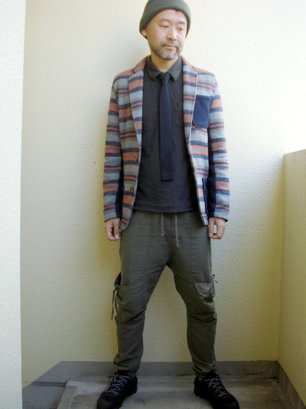 その他のテーラードジャケット、ブラック系のポロシャツ、ブラック系のネクタイを着用したメンズの秋コーディネートの1枚目の写真