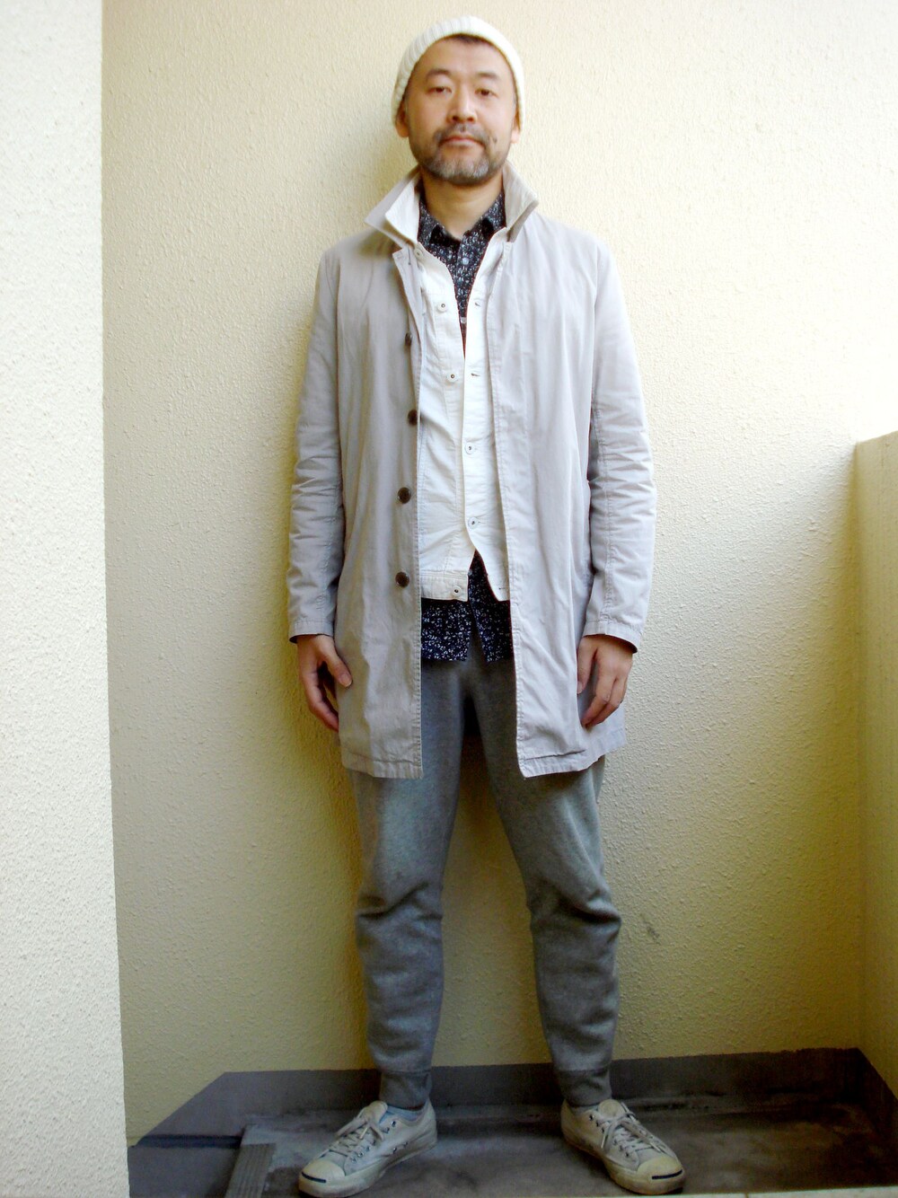 ホワイト系のデニムジャケット、ベージュ系のステンカラーコート、その他のシャツ/ブラウスを着用したメンズの秋コーディネートの1枚目の写真