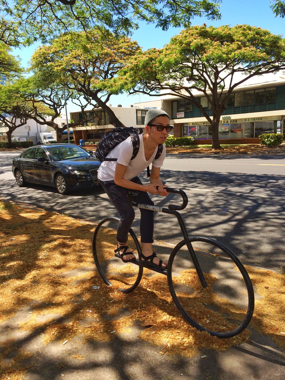 「ハワイ、hawaii、サイクリング」｜「SAVE KHAKI UNITEDのS/S V-NECK TEE（トップス、ホワイト系）」を使った、To▶︎ruさん（メンズ・178cm）の夏コーディネートの1枚目の写真