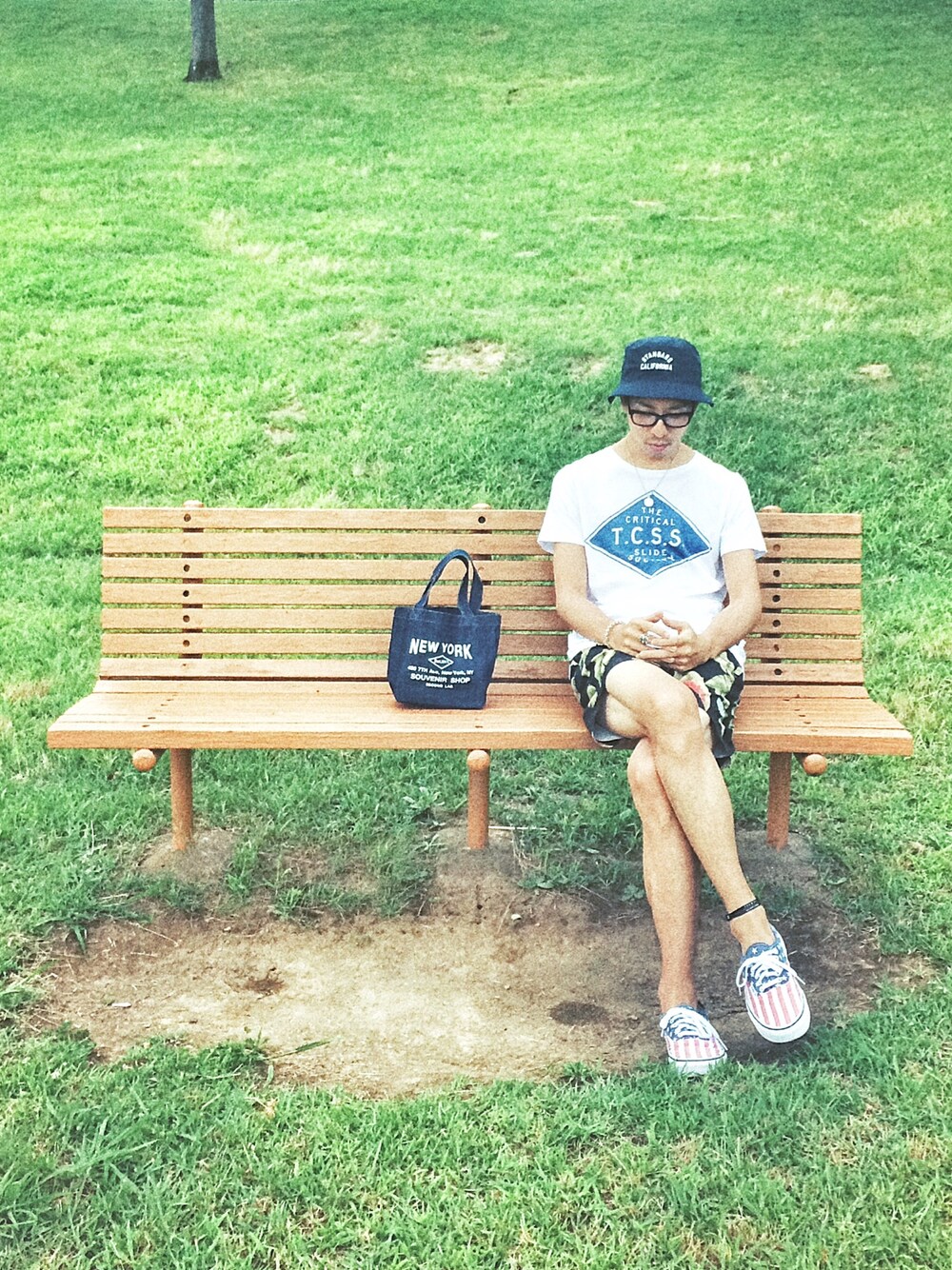 ホワイト系のTシャツ/カットソー、ブラック系のその他パンツ、レッド系のスニーカーを着用したメンズの夏コーディネートの1枚目の写真